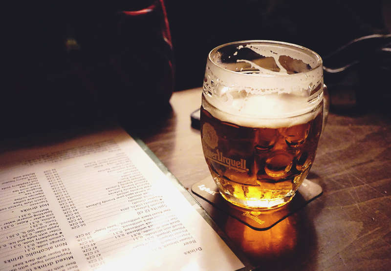 在布拉格品嚐自家釀啤酒 Lokál U Bílé kuželky